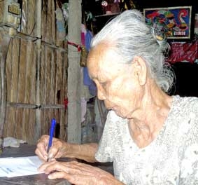 Trao tiền từ thiện