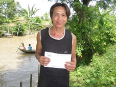 Trao tiền từ thiện
