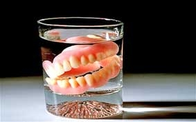 Thoát chết nhờ răng giả