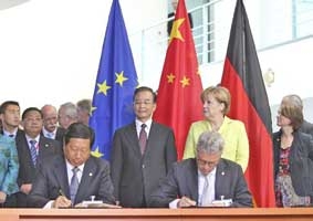 Hợp tác trong thận trọng