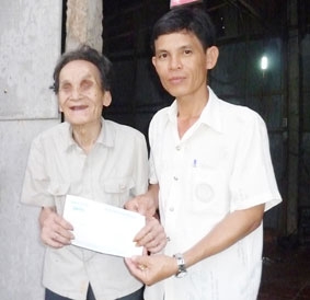 Trao tiền từ thiện