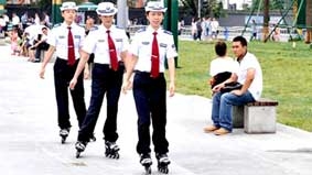 Cảnh sát trượt patin 

bắt kẻ gian