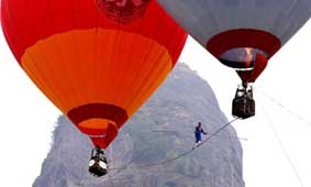 Đi dây giữa hai 
khinh khí cầu