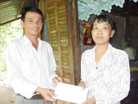 Trao tiền từ thiện