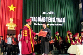Trao bằng tốt nghiệp cho 207 tân thạc sĩ, tiến sĩ