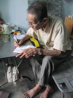 Trao tiền từ thiện