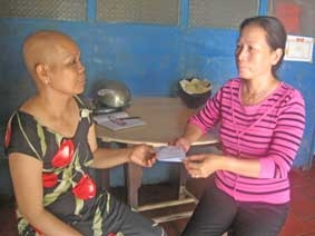Trao tiền từ thiện
