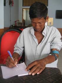 Trao tiền từ thiện