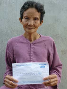 Trao tiền từ thiện
