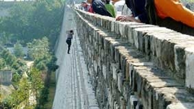 Leo tường để khỏi mua vé