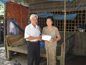 Trao tiền từ thiện