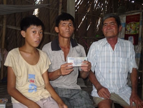 Trao tiền từ thiện