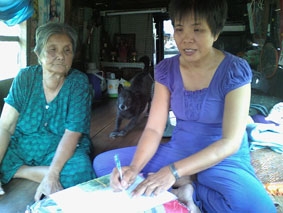 Trao tiền từ thiện