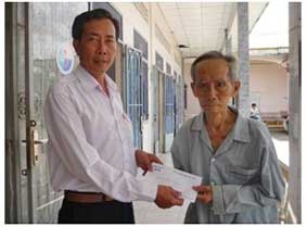 Trao tiền từ thiện