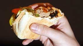 Dùng súng cướp... 
bánh mì kẹp thịt!