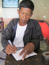 Trao tiền từ thiện