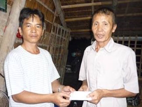 Trao tiền từ thiện