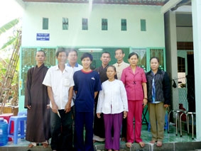 Trao nhà tình thương cho gia đình 
em Lê Chí Kỷ