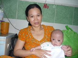 Trao tiền từ thiện