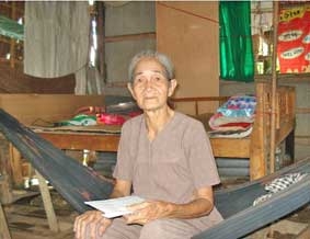 Trao tiền từ thiện