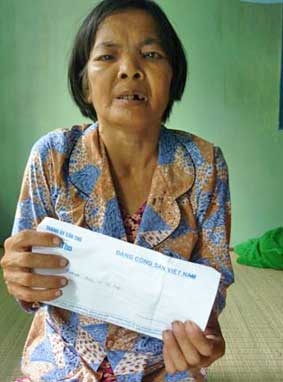 Trao tiền từ thiện