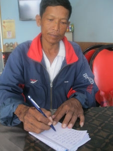 Trao tiền từ thiện