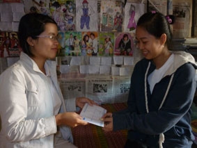 Trao tiền từ thiện