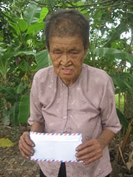 Trao tiền từ thiện