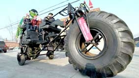 Làm xe đạp “khủng” 
tặng con