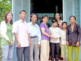 Trao tiền từ thiện