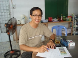 Trao tiền từ thiện