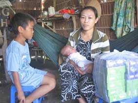 Trao tiền từ thiện
