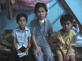 Trao tiền từ thiện