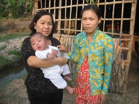 Trao tiền từ thiện