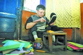 Làm 400 đôi giày để trả ơn