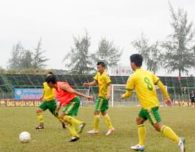 Chuyến “về quê” khó khăn của HLV Huỳnh Ngọc San