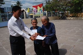 Trao tiền từ thiện