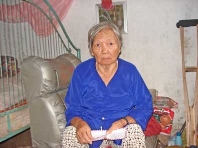 Trao tiền từ thiện