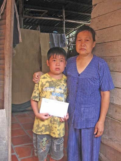 Trao tiền từ thiện