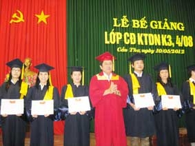 Trao bằng tốt nghiệp cho 71 sinh viên ngành kế toán 
doanh nghiệp