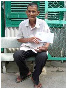 Trao tiền từ thiện