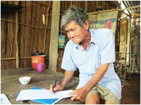 Trao tiền từ thiện