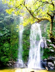 Đến thác Táng Tinh và Bãi đá cổ Nấm Dẩn