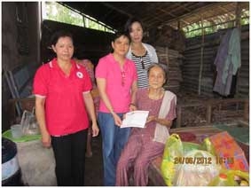 Trao tiền từ thiện