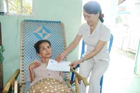 Trao tiền từ thiện