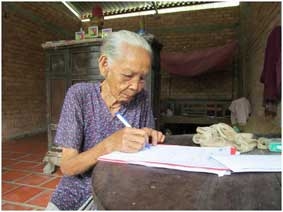 Trao tiền từ thiện