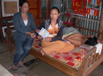 Trao tiền từ thiện