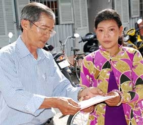 Trao tiền từ thiện