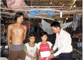 Trao tiền từ thiện