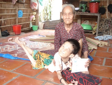 Trao tiền từ thiện